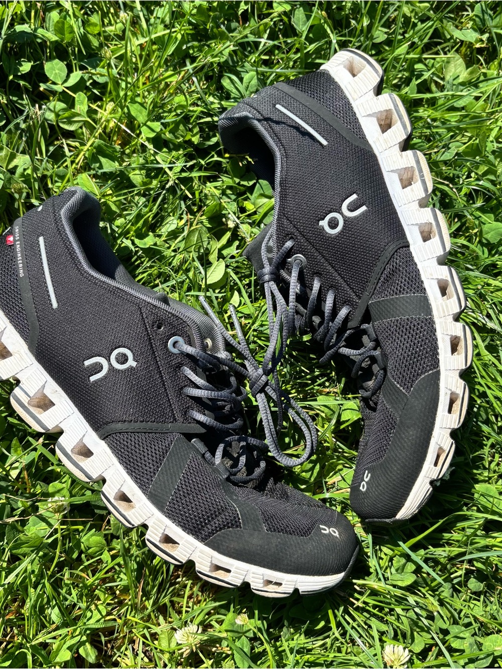 On Cloud Running Woman Black/White Athletic Running Shoes - Picture 2 of 10